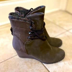 Womens Rockport boots.